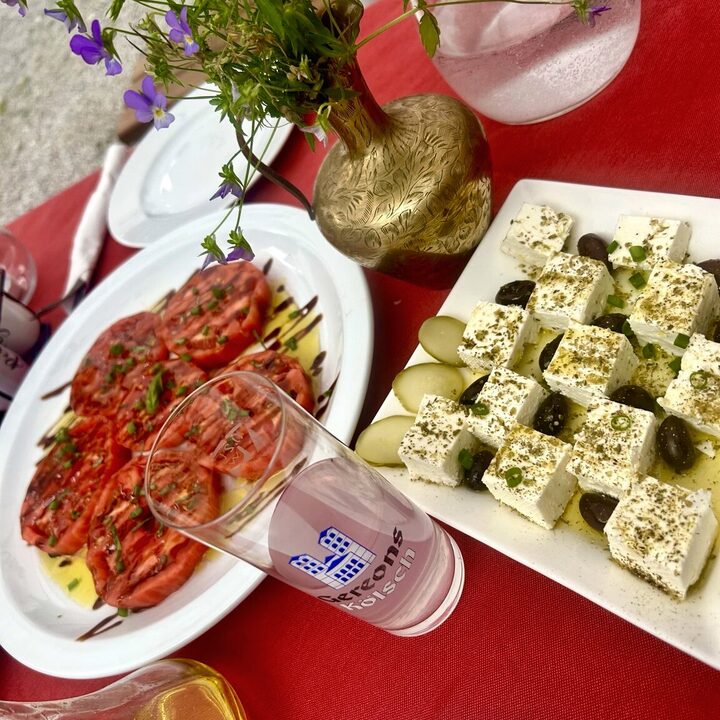 Фермерско сирене, домати и маслини